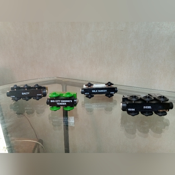 Vintage Thomas the Tank Engine & Friends storage case w/ 4 wooden train pieces - Picture 16 of 16